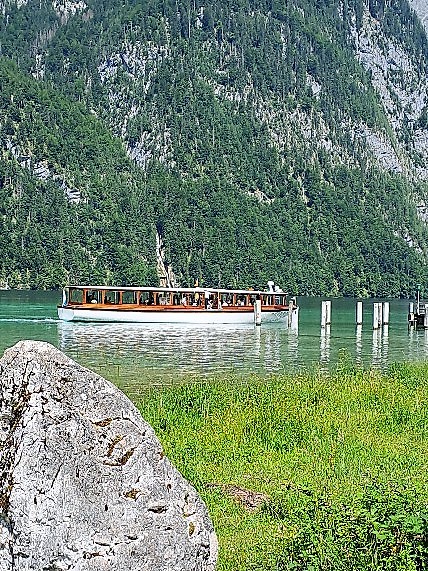 Jedna z lodí na jezeře Königssee